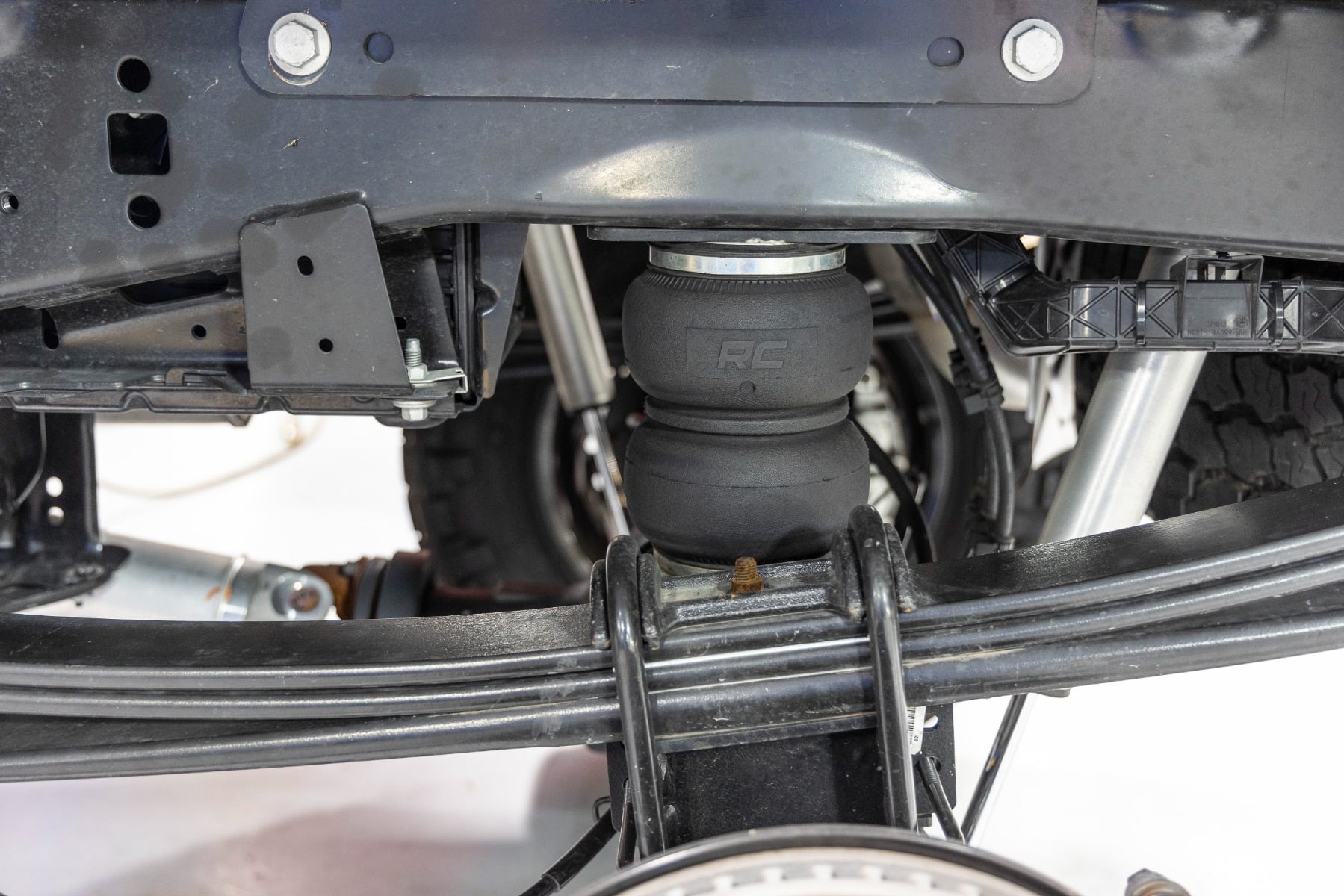 Air Spring Kit w/compressor | Wireless Controller | Ford F-250/F-350 Super Duty (17-26)